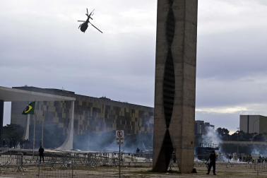 Fotos del asalto de simpatizantes de Bolsonaro al Congreso, el Tribunal Supremo y el palacio presidencial de Brasil.