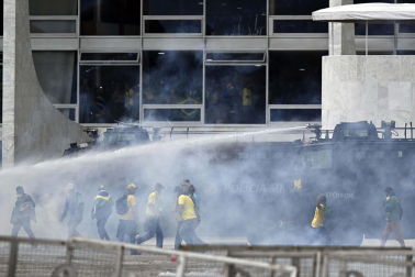 Fotos del asalto de simpatizantes de Bolsonaro al Congreso, el Tribunal Supremo y el palacio presidencial de Brasil.