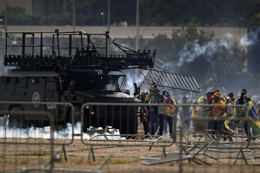 Fotos del asalto de simpatizantes de Bolsonaro al Congreso, el Tribunal Supremo y el palacio presidencial de Brasil.