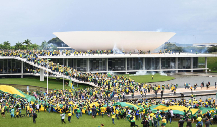 Fotos del asalto de simpatizantes de Bolsonaro al Congreso, el Tribunal Supremo y el palacio presidencial de Brasil.