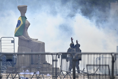 Fotos del asalto de simpatizantes de Bolsonaro al Congreso, el Tribunal Supremo y el palacio presidencial de Brasil.