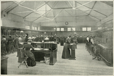 Operadoras de telefonía trabajando en una centralita de Londres hacia 1902