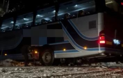 Vídeo del autobús atrapado en la nieve auxiliado por la Guardia Civil