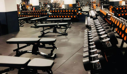 Interior del gimnasio Basic-Fit de Pamplona