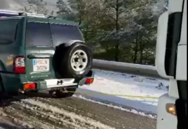 Vídeo: la Guardia Civil remolca a un camión con dificultades por la nieve en el acceso a la A-21