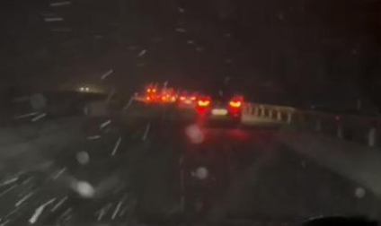 Vídeo: así se circulaba por la Autopista de Navarra a la altura de Tafalla durante la nevada de este miércoles