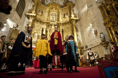 Fotos de la coronación de la reina de la Faba en Puente la Reina. /