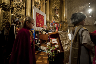 Fotos de la coronación de la reina de la Faba en Puente la Reina. /