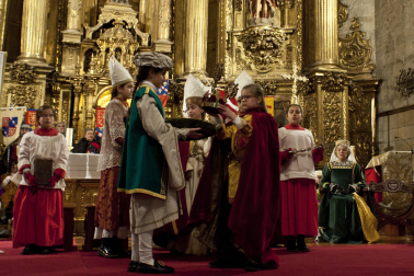 Fotos de la coronación de la reina de la Faba en Puente la Reina. /