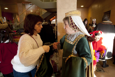 Fotos de la coronación de la reina de la Faba en Puente la Reina. /