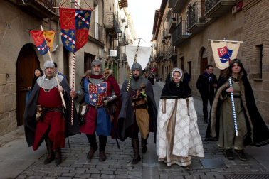 Fotos de la coronación de la reina de la Faba en Puente la Reina. /