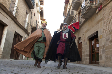Fotos de la coronación de la reina de la Faba en Puente la Reina. /