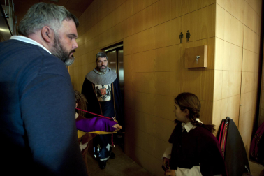 Fotos de la coronación de la reina de la Faba en Puente la Reina. /