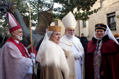 Fotos de la coronación de la reina de la Faba en Puente la Reina. /