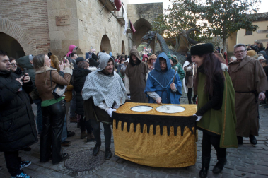 Fotos de la coronación de la reina de la Faba en Puente la Reina. /