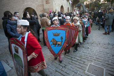 Fotos de la coronación de la reina de la Faba en Puente la Reina. /