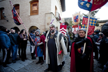 Fotos de la coronación de la reina de la Faba en Puente la Reina. /