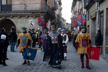 Fotos de la coronación de la reina de la Faba en Puente la Reina. /