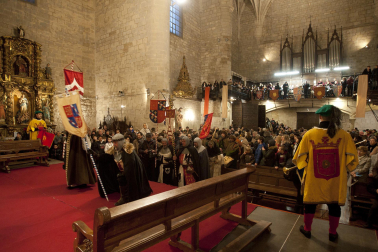 Fotos de la coronación de la reina de la Faba en Puente la Reina. /