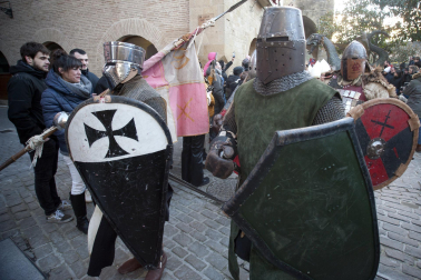 Fotos de la coronación de la reina de la Faba en Puente la Reina. /