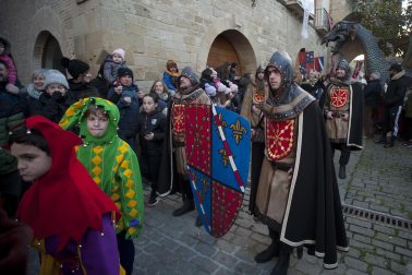 Fotos de la coronación de la reina de la Faba en Puente la Reina. /