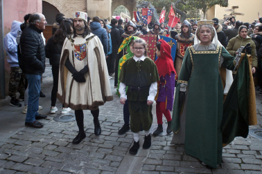 Fotos de la coronación de la reina de la Faba en Puente la Reina. /