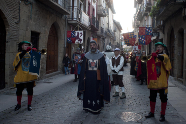 Fotos de la coronación de la reina de la Faba en Puente la Reina. /