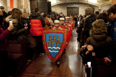 Fotos de la coronación de la reina de la Faba en Puente la Reina. /