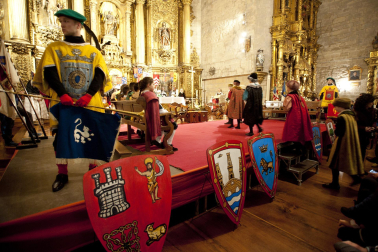 Fotos de la coronación de la reina de la Faba en Puente la Reina. /