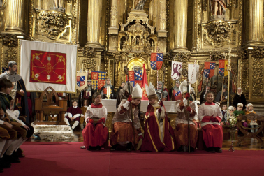 Fotos de la coronación de la reina de la Faba en Puente la Reina. /