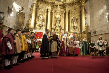 Fotos de la coronación de la reina de la Faba en Puente la Reina. /
