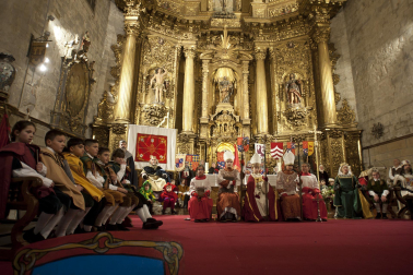 Fotos de la coronación de la reina de la Faba en Puente la Reina. /