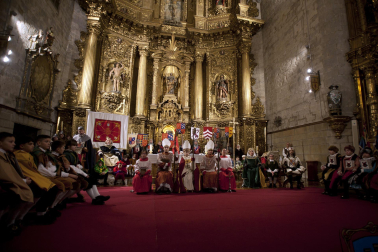 Fotos de la coronación de la reina de la Faba en Puente la Reina. /