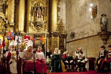 Fotos de la coronación de la reina de la Faba en Puente la Reina. /