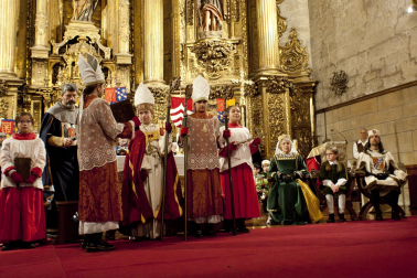 Fotos de la coronación de la reina de la Faba en Puente la Reina. /