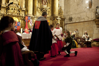 Fotos de la coronación de la reina de la Faba en Puente la Reina. /