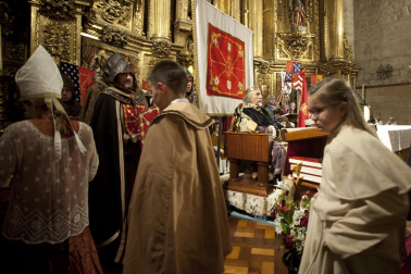 Fotos de la coronación de la reina de la Faba en Puente la Reina. /