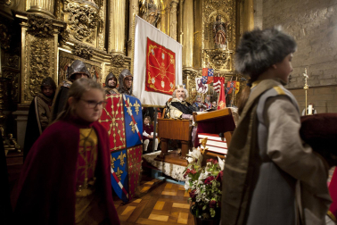 Fotos de la coronación de la reina de la Faba en Puente la Reina. /