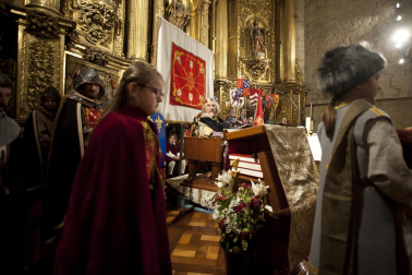 Fotos de la coronación de la reina de la Faba en Puente la Reina. /