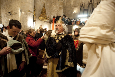 Fotos de la coronación de la reina de la Faba en Puente la Reina. /