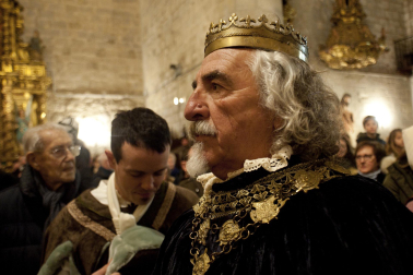 Fotos de la coronación de la reina de la Faba en Puente la Reina. /