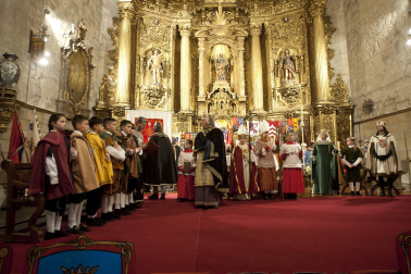Fotos de la coronación de la reina de la Faba en Puente la Reina. /