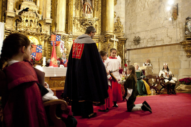 Fotos de la coronación de la reina de la Faba en Puente la Reina. /