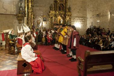 Fotos de la coronación de la reina de la Faba en Puente la Reina. /