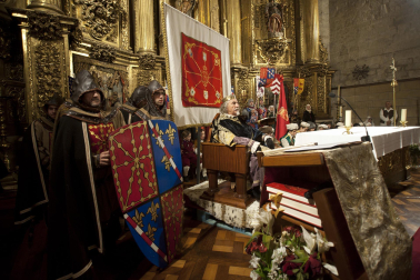 Fotos de la coronación de la reina de la Faba en Puente la Reina. /