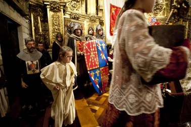 Fotos de la coronación de la reina de la Faba en Puente la Reina. /