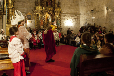 Fotos de la coronación de la reina de la Faba en Puente la Reina. /