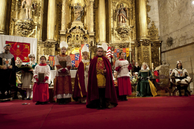Fotos de la coronación de la reina de la Faba en Puente la Reina. /