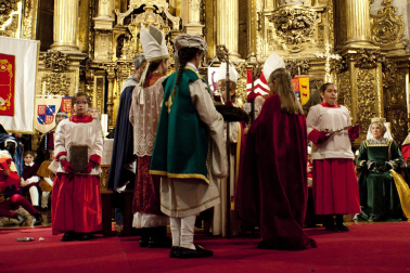 Fotos de la coronación de la reina de la Faba en Puente la Reina. /