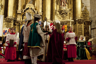 Fotos de la coronación de la reina de la Faba en Puente la Reina. /